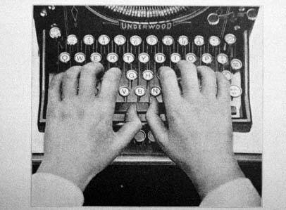 Máy đánh chữ với bàn phím QWERTY