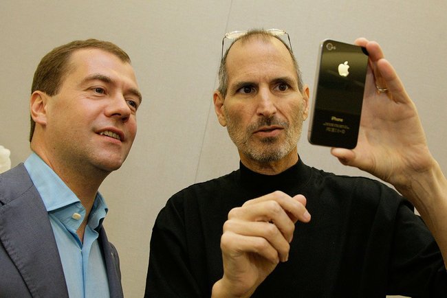 Jobs giới thiệu iPhone 4 cho Tổng thống Nga Dmitry Medvedev vào ngày 23 tháng 6 năm 2010.